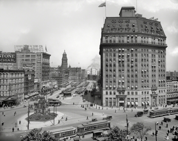 Photo showing: Cadillac Square: 1916 -- Hotel Pontchartrain and Cadillac Square from City Hall, Detroit.