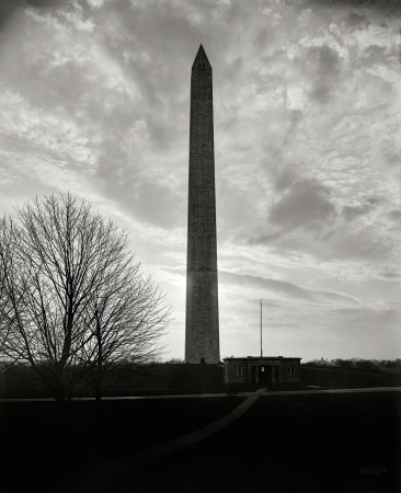 Photo showing: The Sentinel. -- Washington, D.C., circa 1910. Washington Monument, looking west.
