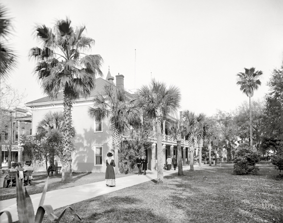 Photo showing: Postal Plaza -- St. Augustine, Florida, circa 1910. Post Office and Plaza de la Constitucion.