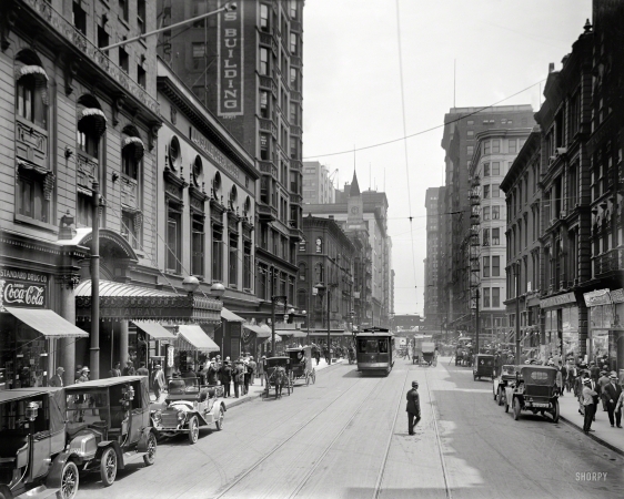 Photo showing: Changing Chicago -- Chicago circa 1910. Madison Street, Hotel Brevoort and La Salle Opera House.