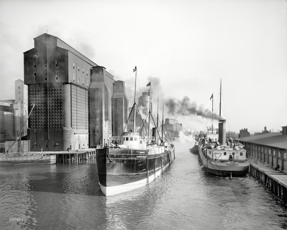 Photo showing: Mill Elevators -- The Buffalo River, city ship canal and flour mill elevators
circa 1911. A busy section of the canal -- Buffalo, N.Y.