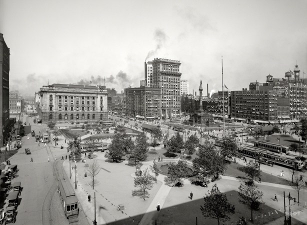 Photo showing: A Banner Day -- Cleveland, Ohio, circa 1911. Public Square -- Cuyahoga County Soldiers' and Sailors' Monument.