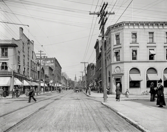 Photo showing: Bustling Burlington -- Burlington, Vermont, circa 1911. Church street north from College Street.