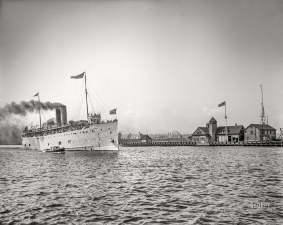 Photo showing: S.S. Deathtrap -- Lake Erie circa 1910. Excursion steamer Eastland -- Cleveland, Ohio.