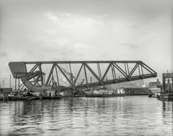 Photo showing: Cuyahoga Lift Bridge -- Cleveland circa 1910. Lift Bridge, Cuyahoga River.