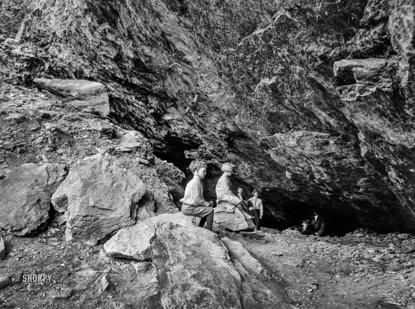 Photo showing: Saltpeter Cave -- Circa 1910. Saltpeter Cave, Natural Bridge, Virginia.