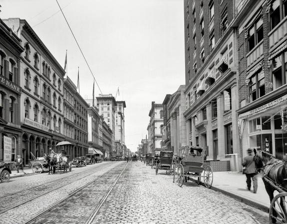 Photo showing: Banks of Richmond -- Richmond, Virginia, circa 1912. Main Street west from Twelfth.