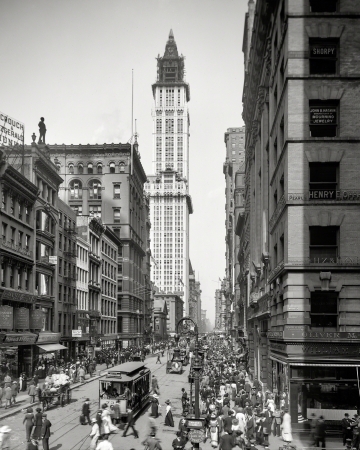 Photo showing: Rising Star -- New York circa 1912. Broadway and the Woolworth Building, looking north from Cortlandt Street and Maiden Lane.
