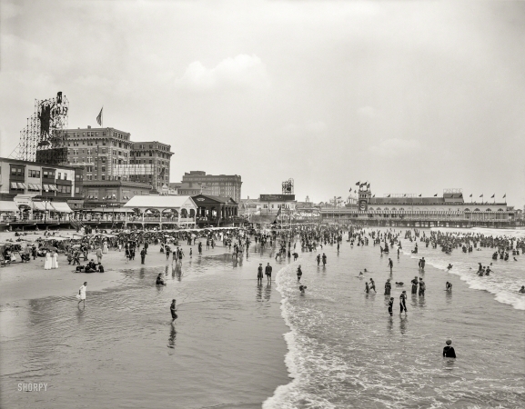 Photo showing: Funniest Place on Earth -- Atlantic City circa 1914. Bathers in front of Chalfonte Hotel and Steeplechase Pier.