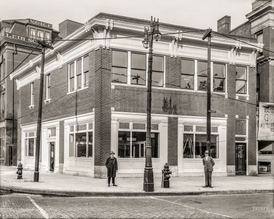 Photo showing: Tens Cents a Branch -- Detroit circa 1916. Dime Bank branch, Broadway & Grand Circus Park.