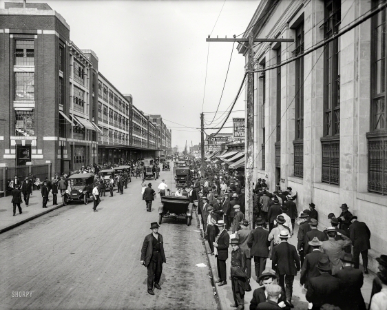 Photo showing: Shift Change -- Detroit (Highland Park) circa 1916. Four o'clock shift, Ford Motor Company.