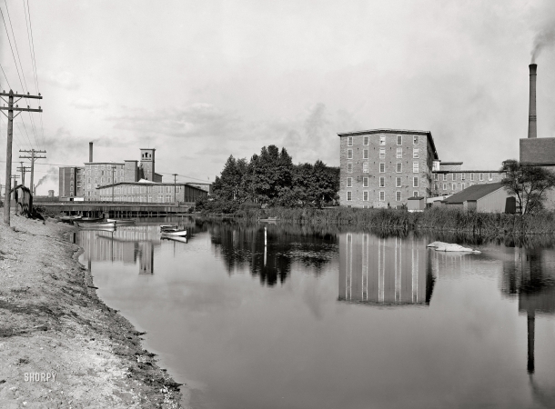 Photo showing: Quequechan Crossing -- Fall River, Massachusetts, circa 1910. Barnard and Wampanoag Mills, Quequechan River.