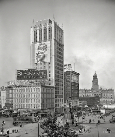 Photo showing: Fill the Flag -- Detroit, 1918. Cadillac Square and Real Estate Exchange from City Hall. Also a view
of the Soldiers' and Sailors' Monument with World War I patriotic signage as the backdrop.