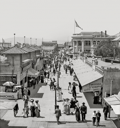 Photo showing: The Pike -- Long Beach, California, circa 1910. A midway (The Pike -- Walk of a Thousand Lights).