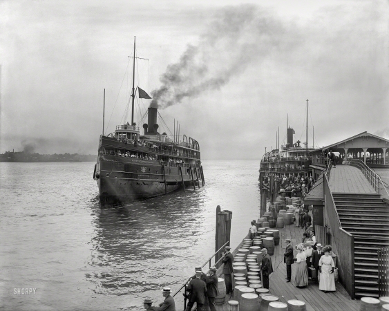 Photo showing: Western States. -- Circa 1910. Detroit & Cleveland Navigation Line steamboats Western States and City of Mackinac.