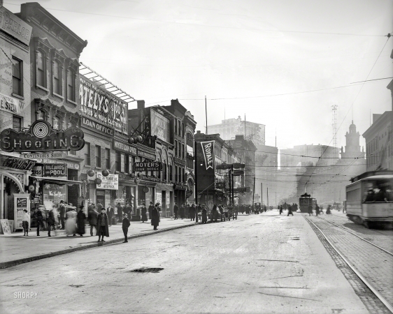 Photo showing: Downscale Detroit -- Circa 1908. Monroe Avenue, Detroit. One of the Motor City's seedier (and moldier) districts.