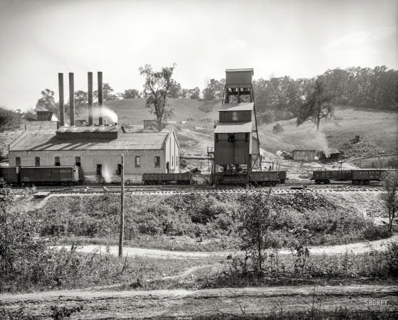 Photo showing: Coal Country -- Circa 1910. Coal loading at Ford Collieries, Allegheny County, Pennsylvania.