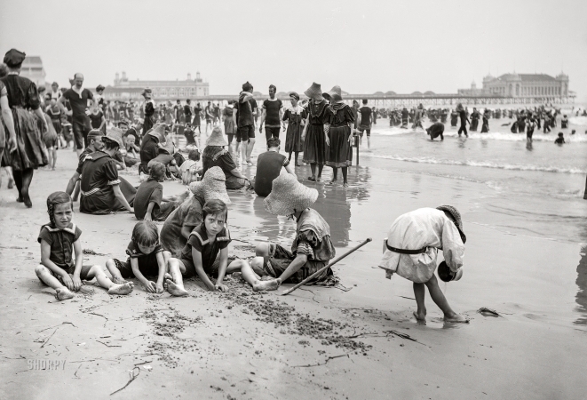 Photo showing: Sea Urchins -- Atlantic City, New Jersey, circa 1905. Children's Delight (Young's Pier in background).