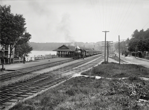 Photo showing: Winnipesaukee Cannonball -- Circa 1906. Railway station at Weirs -- Lake Winnipesaukee, New Hampshire.