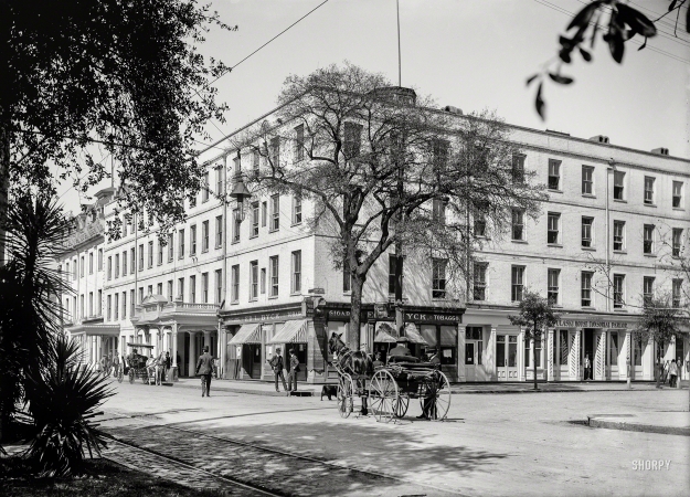 Photo showing: Pulaski House -- Savannah, Georgia, circa 1906. Pulaski House, Bull and St. Julian streets.