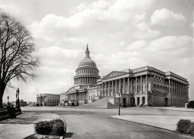 Photo showing: House and Senate -- Circa 1905. The Capitol at Washington -- East Front.