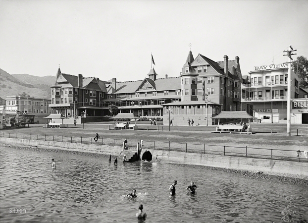 Photo showing: The Metropole -- Avalon, Calif., circa 1915. Bathers at Hotel Metropole, Catalina Island.