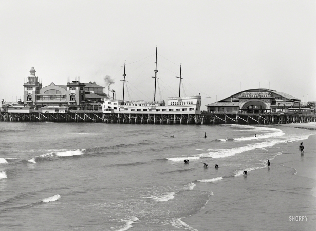 Photo showing: Nuova Venezia -- Venice, California, circa 1907. View of the Abbot Kinney Pier showing auditorium, Ship Cafe and dance hall.