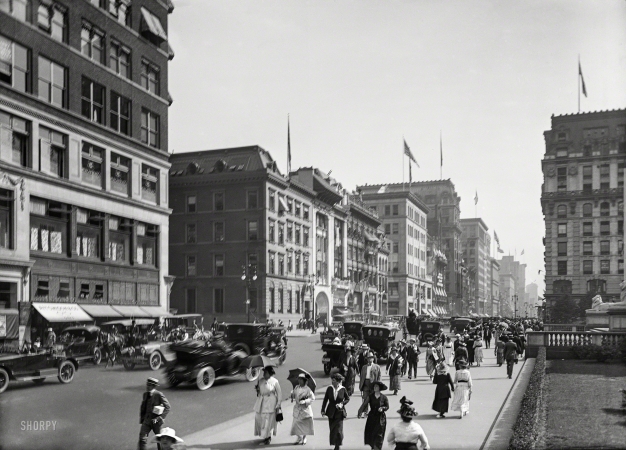 Photo showing: Motor Age -- New York circa 1914. Fifth Avenue at 42nd Street.