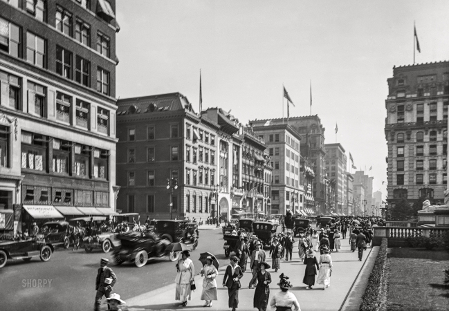 Photo showing: Strolling and Rolling -- Manhattan circa 1916. Fifth Avenue from Forty-Second Street.