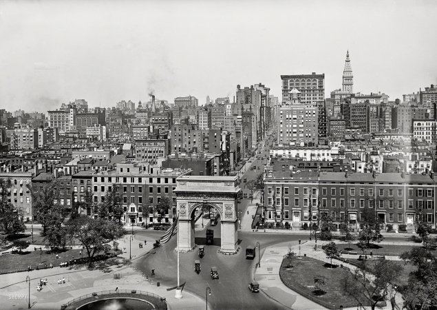 Photo showing: Washington Square -- New York circa 1921. Greenwich Village, Manhattan -- Washington Square and Fifth Avenue.