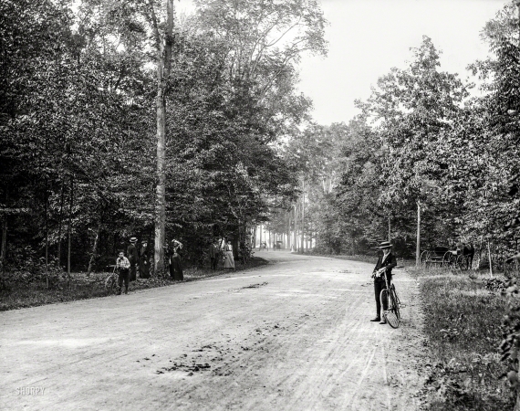 Photo showing: Belle Isle Bikes -- Detroit circa 1899. Forest Drive, Belle Isle Park.