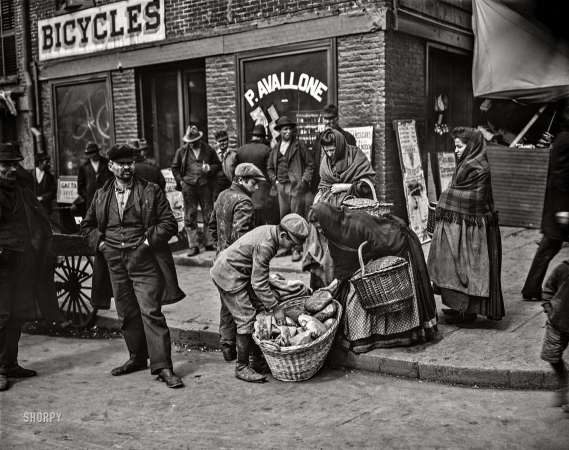 Photo showing: Pane Italiano -- New York circa 1900. Italian bread peddlers, Mulberry Street.