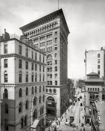 Photo showing: Ames Higher -- 1902. Ames Building and Washington Street, Boston. The city's first skyscraper.