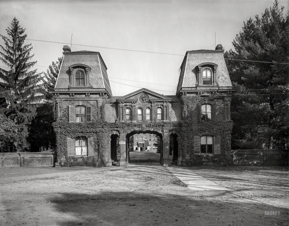 Photo showing: Department of Admissions -- Poughkeepsie, N.Y., circa 1904. The entrance, Vassar College.