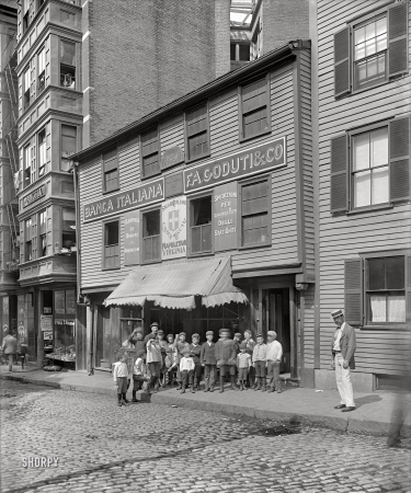 Photo showing: Here Lived Paul Revere -- Boston, 1900. Home of Paul Revere, North Square.