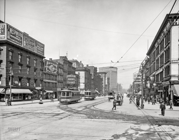 Photo showing: Avenue of Ads -- Detroit circa 1905. Woodward Avenue north from Jefferson.