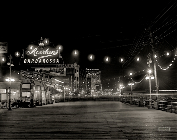 Photo showing: All Lit Up -- Atlantic City, New Jersey, circa 1910. The Boardwalk at Night.