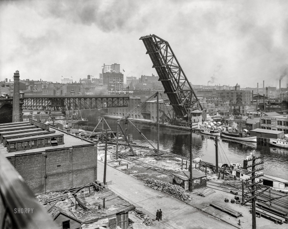 Photo showing: Hello Up There! -- Cleveland circa 1910. Lift Bridge and Superior Avenue Viaduct, Cuyahoga River.
