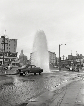 Photo showing: Fountain of Oops -- Another Oakland water hazard, circa 1958. Accident, San Pablo Avenue.