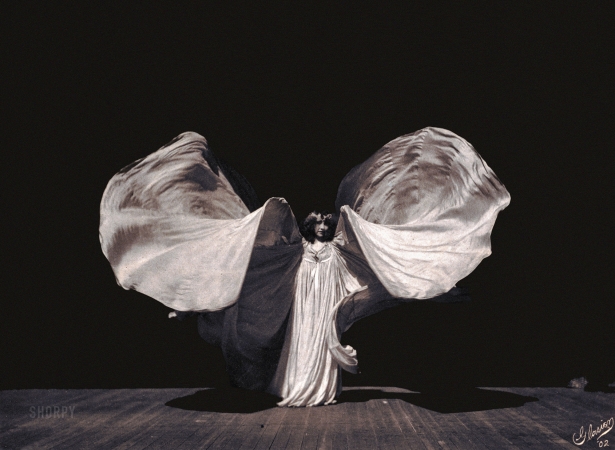 Photo showing: Loie Fuller -- The dancer Loie Fuller in a 1902 portrait by Frederick Glasier. 
