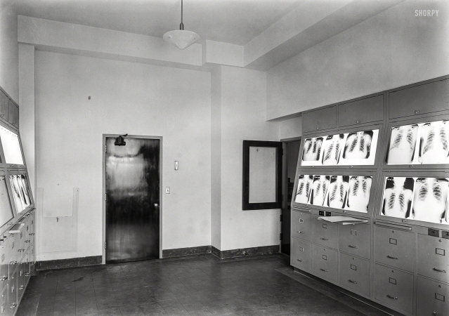 Photo showing: TB-X -- Jan. 11, 1941. Triboro Hospital for Tuberculosis, Parsons Blvd,
Jamaica, Queens, New York. X-Ray viewing room.