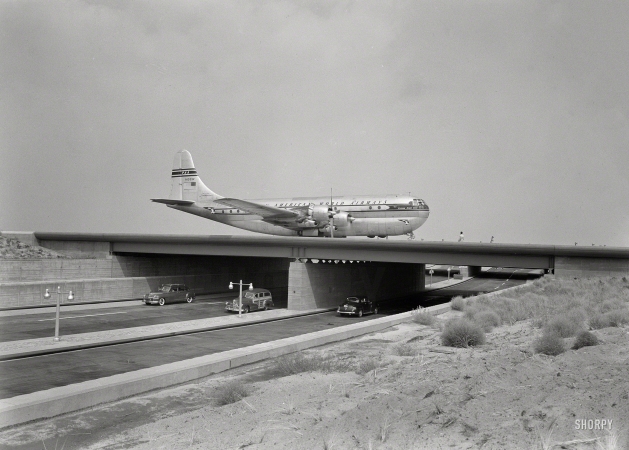 Photo showing: Clipper Seven Seas -- August 25, 1949. New York International Airport, Idlewild. Bridge with plane.
A Boeing 377 Stratocruiser, the Pan Am Clipper Seven Seas.