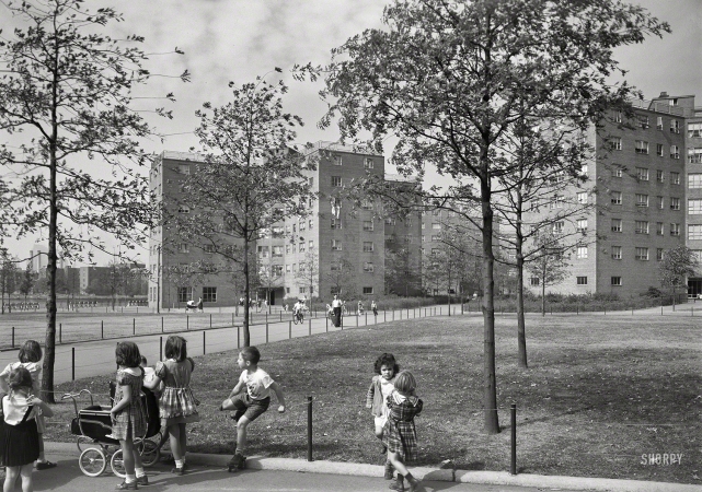 Photo showing: Astoria Houses -- Sept. 22, 1951. Astoria Houses, Queens. Exterior, East River park  with children.