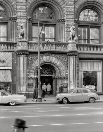 Photo showing: National State Bank -- 1956. Prudential Insurance building, Newark, New Jersey. Entrance from across Broad Street.