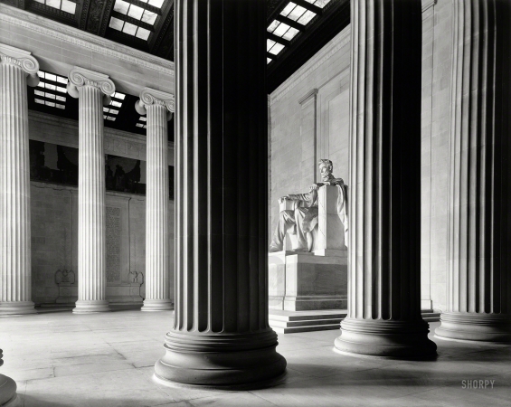 Photo showing: Monumental Lincoln -- Washington, D.C., circa 1925. Lincoln Memorial. View of statue through columns.