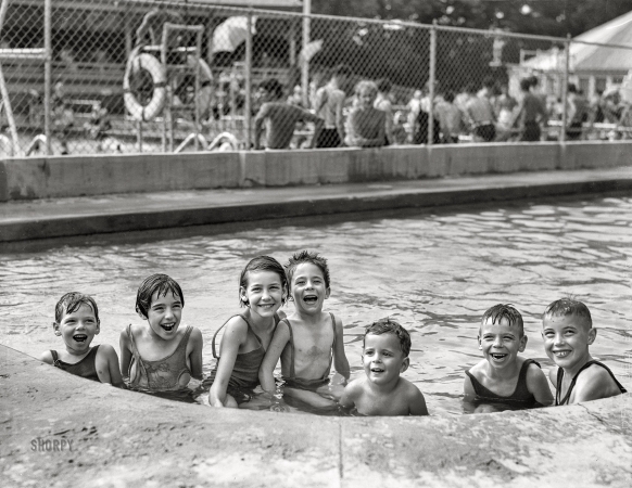 Photo showing: The Cool Kids -- August 4, 1935. Montgomery County, Maryland. Children in pool at Glen Echo amusement park.