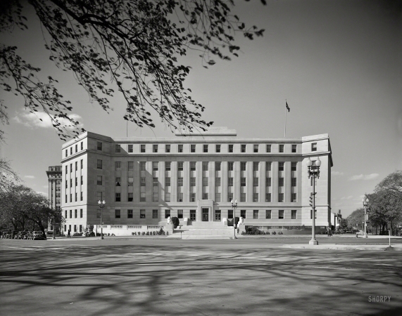 Photo showing: Acacia Mutual -- Washington, D.C., circa 1937. Acacia Mutual Life Insurance Co. building, Louisiana Avenue.