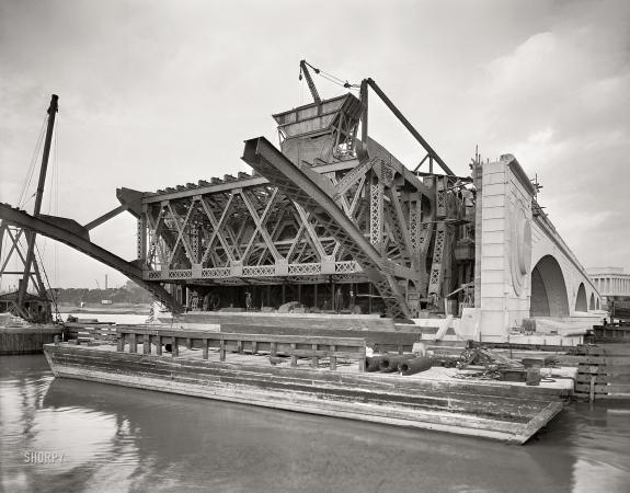 Photo showing: Memorial Bridge -- Washington, D.C., circa 1931. Construction of Arlington Memorial Bridge over Potomac River.