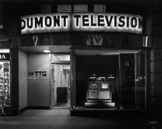 Photo showing: Video Noir -- March 10, 1948. Washington, D.C. Exterior of Dumont Television WTTG, 12th Street. 