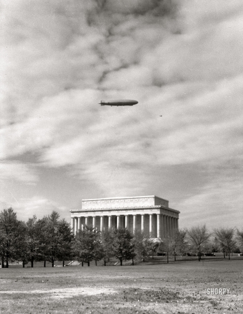 Photo showing: L.A. Over D.C. -- November 2, 1931. Washington, D.C. The Navy airship Los Angeles over the Lincoln Memorial.